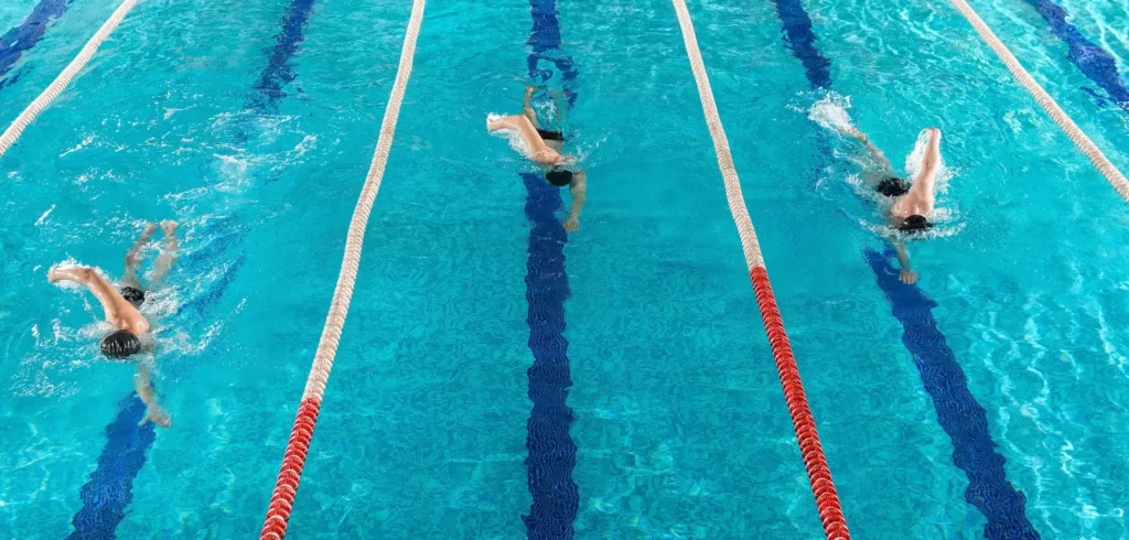 Schwimmen: Pool oder offenes Wasser?